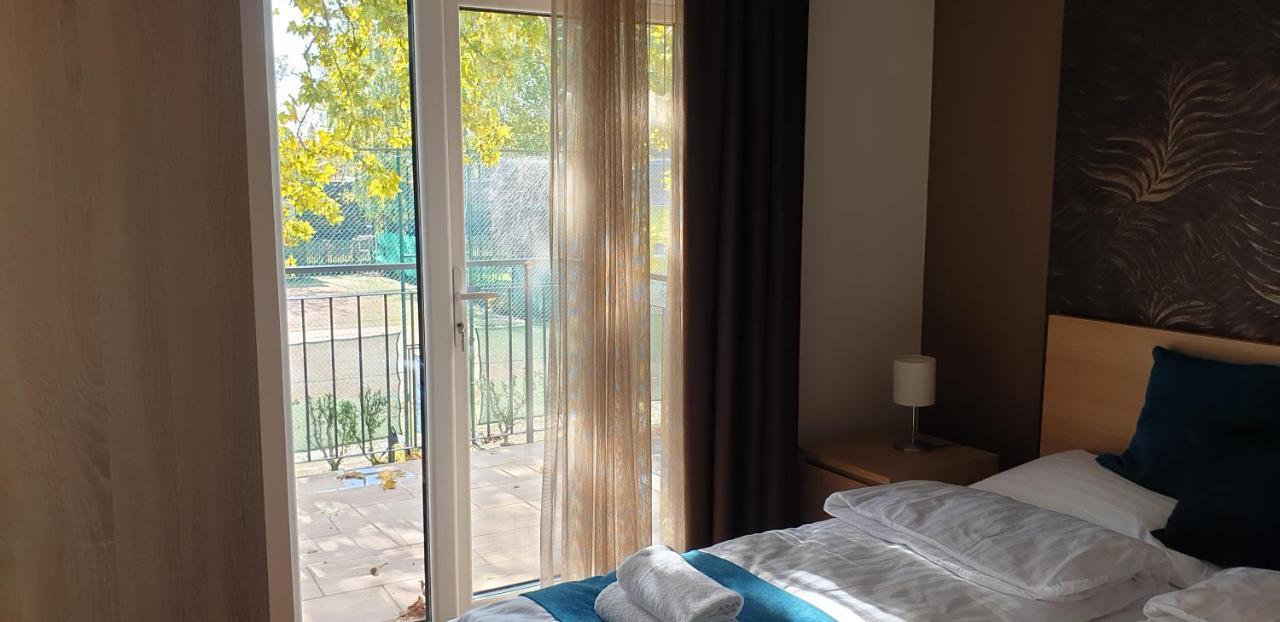 Garden Club Panzio Bed & Breakfast บาลาตอนมารีอาเฟือร์เดอ ภายนอก รูปภาพ