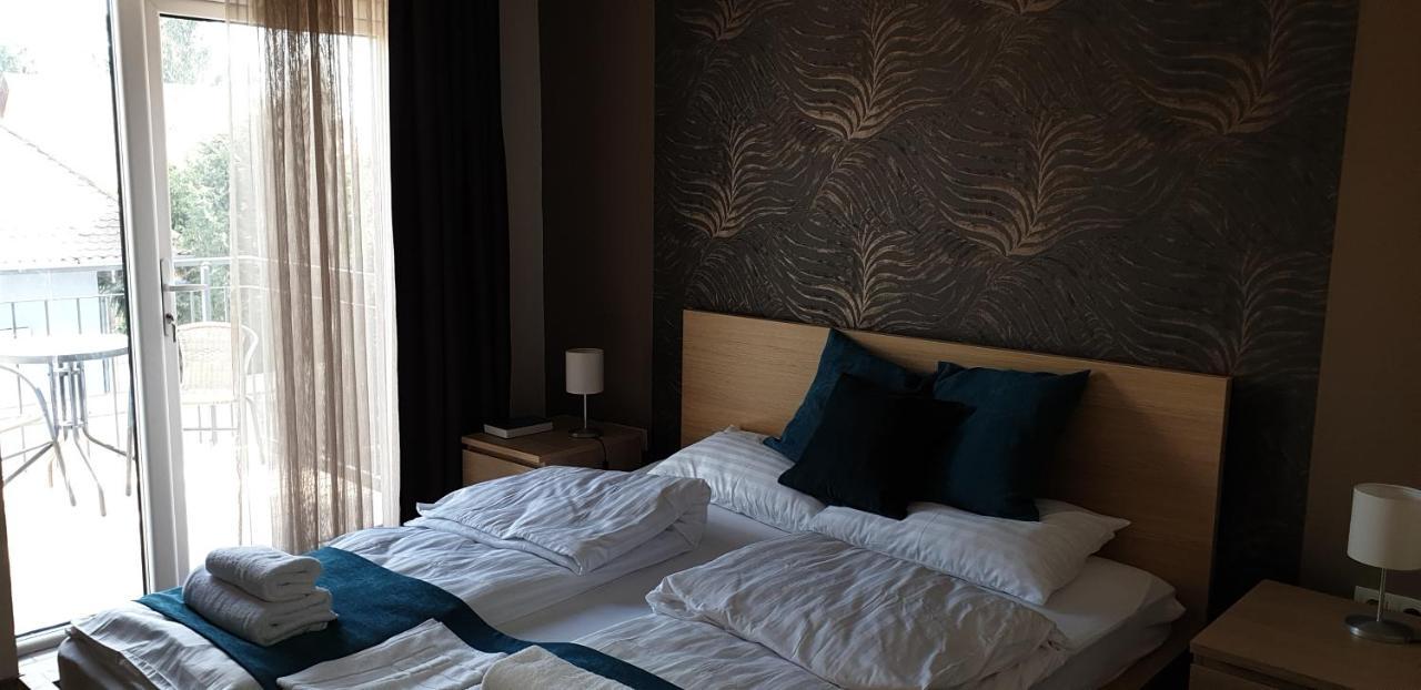 Garden Club Panzio Bed & Breakfast บาลาตอนมารีอาเฟือร์เดอ ภายนอก รูปภาพ